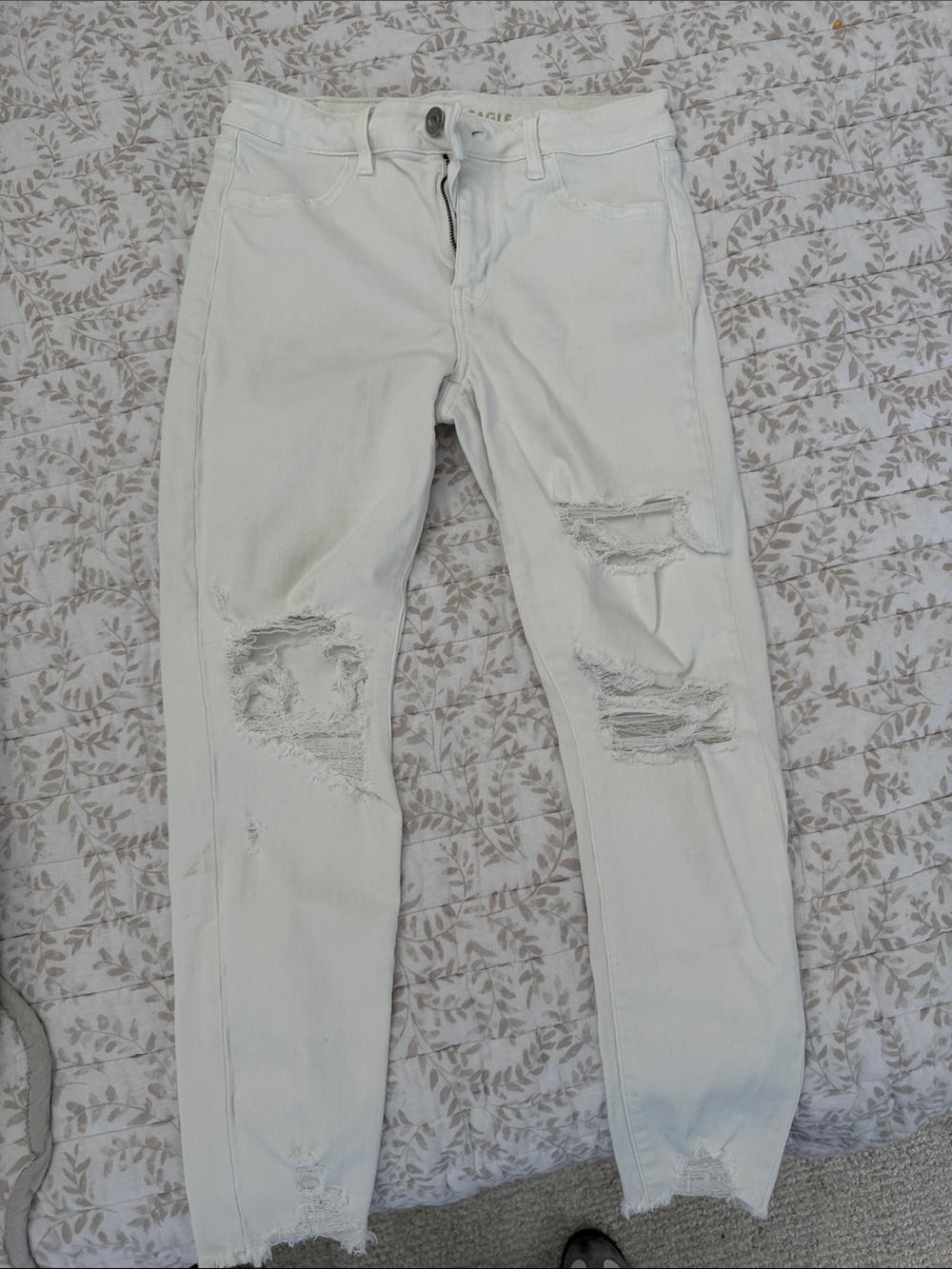 American Eagle Outfitters White Distressed Skinny Jeans cropped